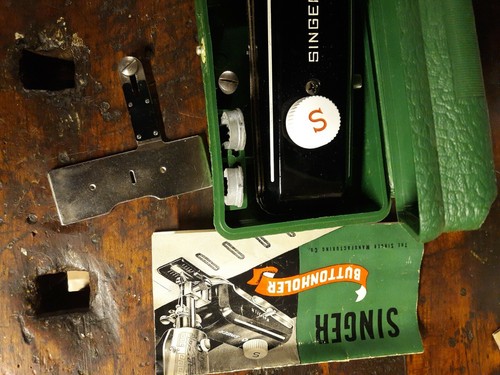 Vintage Singer green snap box Buttonholer Attachment 160506 w/instructions VG - Picture 3 of 5