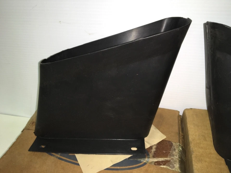 Escudos de apertura de parachoques delantero NOS Ford 75 76 Cougar D5GY-17D808-A D5GY-17D808-B Foto 2 de 4