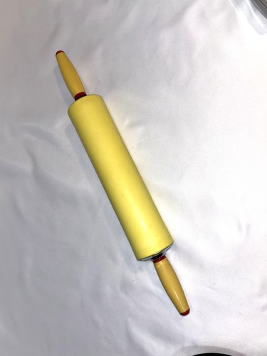 Rodillo de plástico amarillo vintage MCM AÑOS 50 con arandelas rojas - Imagen 3 de 3