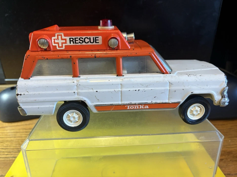 Tonka USA Pressed Steel Rescue Ambulance Jeep Wagoneer Vtg 1960s Used Original - Image 3 of 4