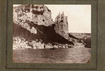 GORGES DE L'ARDECHE - FOTO AUF KARTON 297 X 213 MM, FELSEN DER KATHEDRALE