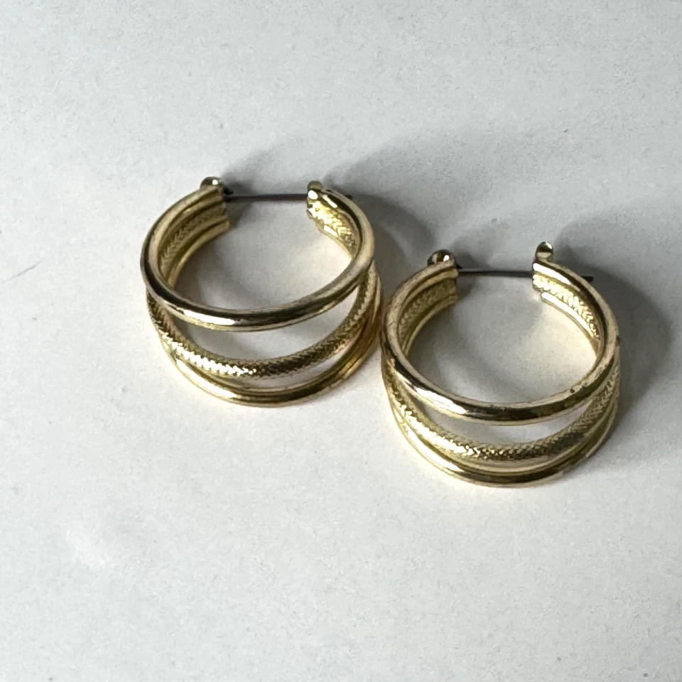Pendientes de aro triple perforados tono dorado Foto 4 de 4