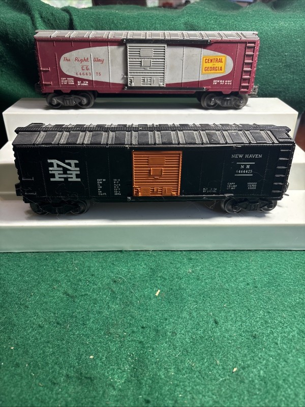 LIONEL  6464425 NH, 6464375 CG Boxcars Nice Ready To Roll