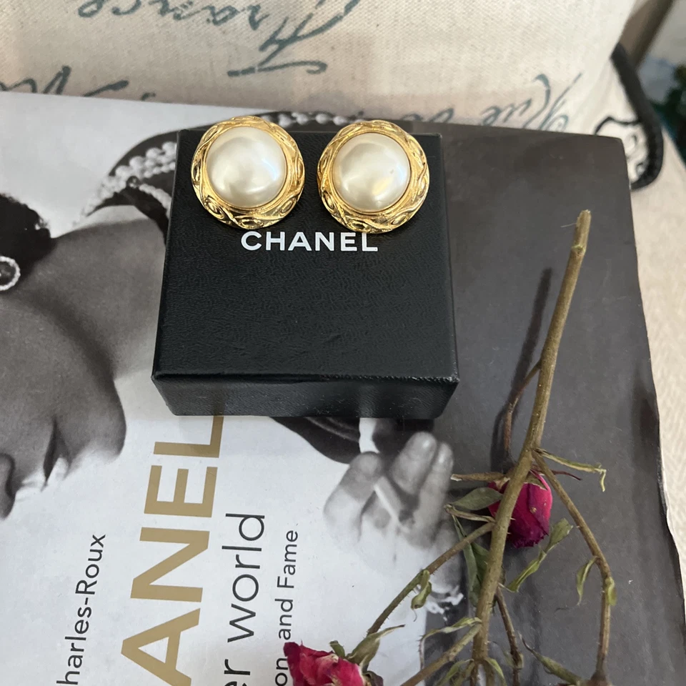 Pendientes de botón redondos de perlas de imitación CHANEL 23 clips dorados vintage 62RJ174 Foto 4 de 4