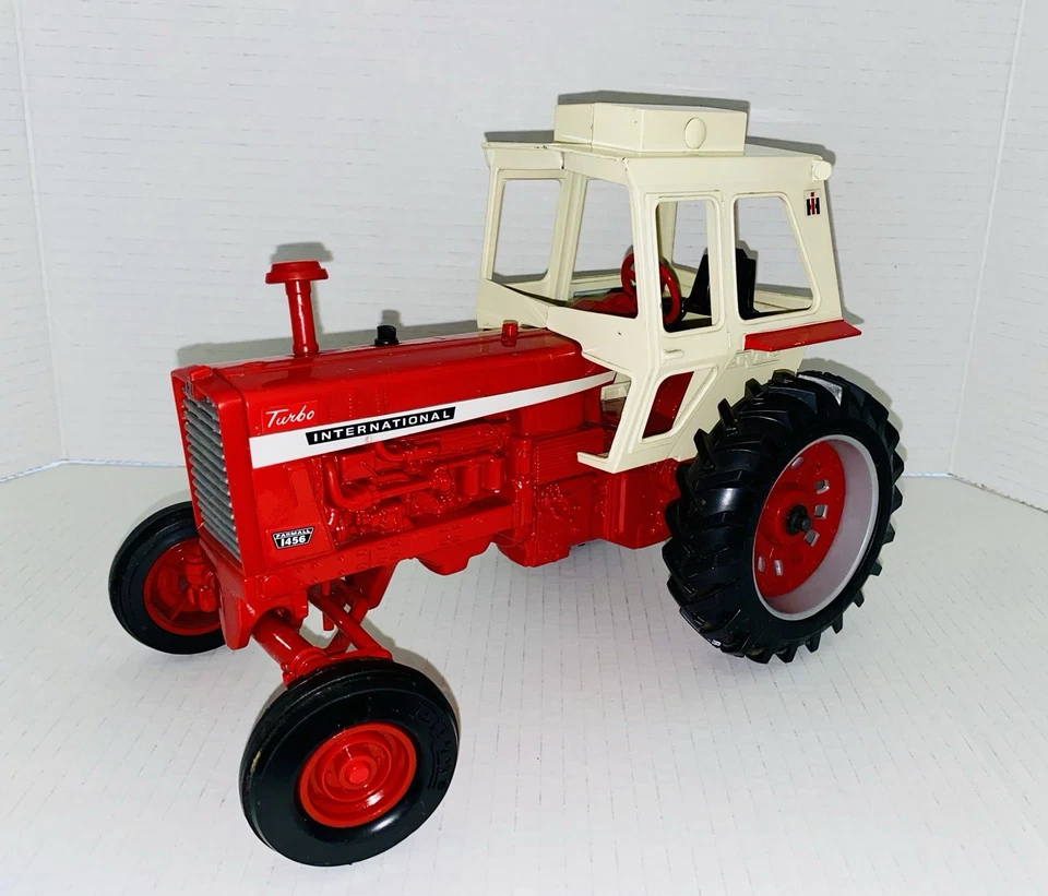 Vintage ERTL International Harvester Farmall 1456 Tractor and Red Trailer 1/16 - Image 2 of 4