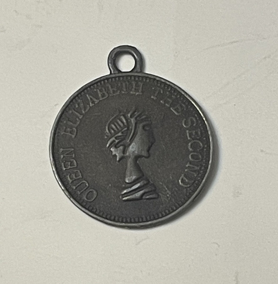 【Paul Smith】QUEEN Elizabeth Necklace Vintage Necklace Goldtone Coin Medallion Queen Elizabeth II