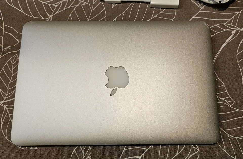 MacBook Air modell A1465   OS 14.3   8 Zücken. Guter Zustand - Bild 2 von 4