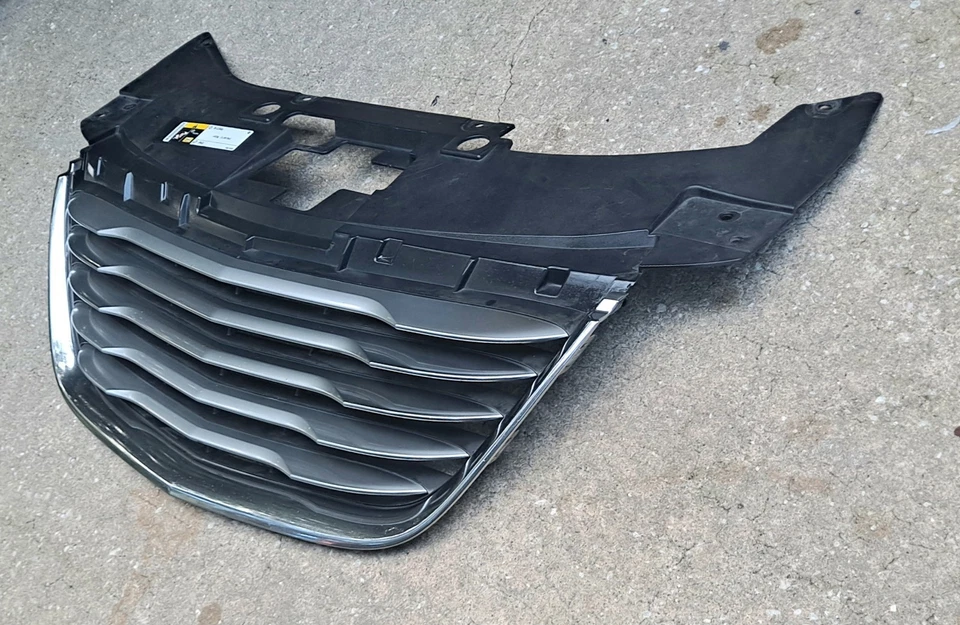 2011-2014 Chrysler 200 Upper Grille Silver & Chrome & Surround 2012 2013 - Image 2 of 4