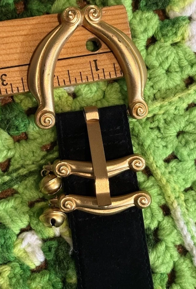 Cinturón ESCADA De Colección Cuero Negro Gamuza Tono Dorado Corazones Herrajes Colgantes Dijes Foto 3 de 4