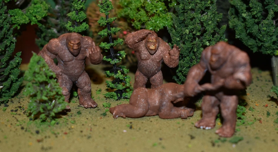 1/48 4 Bigfoot Squatch Different Poses O Scale Ready To Roam Model Train Layout - Image 4 of 4
