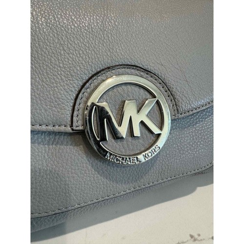 Bandolera Michael Kors de cuero gris con cadena de herrajes en tono plateado - Imagen 7 de 10