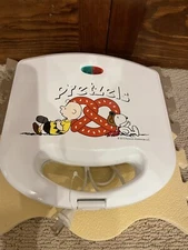 Smart Planet PEANUTS SNOOPY CHARLIE BROWN PRETZEL MAKER KITCHEN NonStick Surface