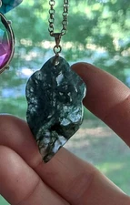 MOSS AGATE NATURAL GREEN LEAF SHAPED PENDANT & 20" .925 SILVER PLATED CHAIN 