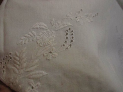 Antiguo mantel de lino blanco hecho a mano mezclado de encaje y bordado 28x28 - Imagen 6 de 7