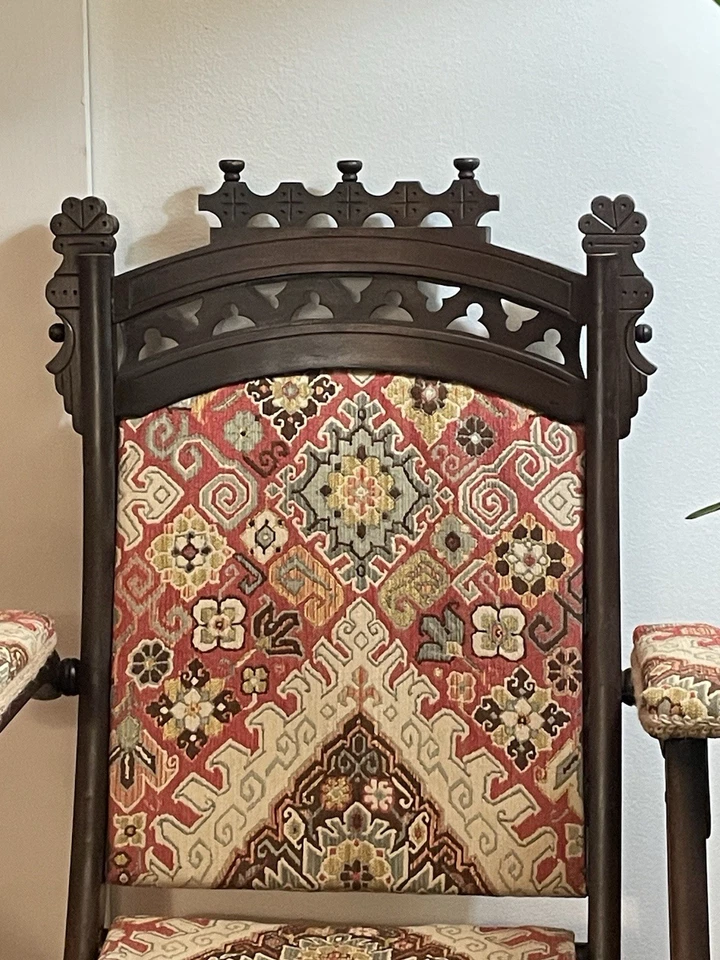 Silla plegable victoriana Eastlake. Acento de madera tallada. Recientemente tapizado.      Foto 4 de 4