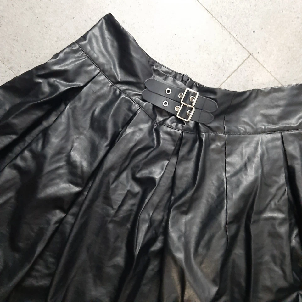 Clubwear - Schwarzer matt glänzender Lacklederimitatrock in Gr. 2 XL um 48 - Bild 2 von 3