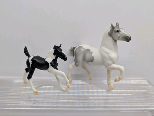 Breyer Stablemates • TSC Mystery Mini • Belgium Mare And Foal Set • Pinto Horse