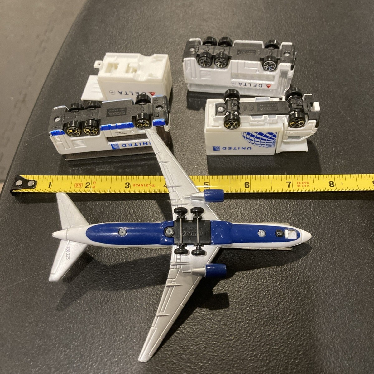 Airplane Set United Delta Airlines Die Cast Shuttle Bus Trucks