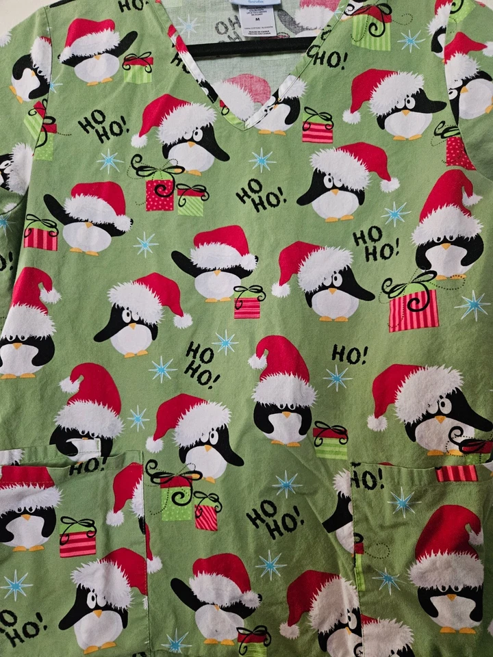 Blusa Médica Para Mujer SB Tema Navidad/Talla Mediana EE. UU./Ropa de Trabajo de Navidad Foto 2 de 4