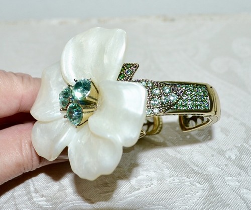 $200 HEIDI DAUS "Glamorous Gardenia" Crystal Resin Floral Bracelet M/L - Picture 2 of 9