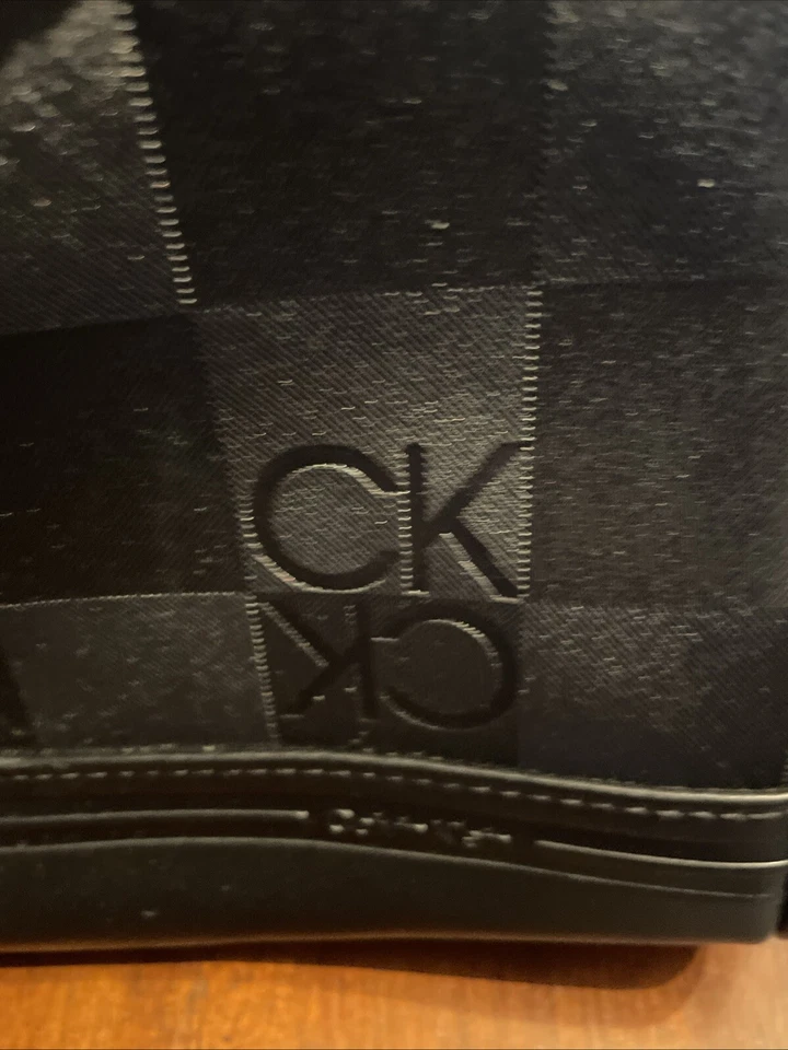 Bolso organizativo de malaquita Calvin Klein en bolso negro a cuadros Foto 2 de 4