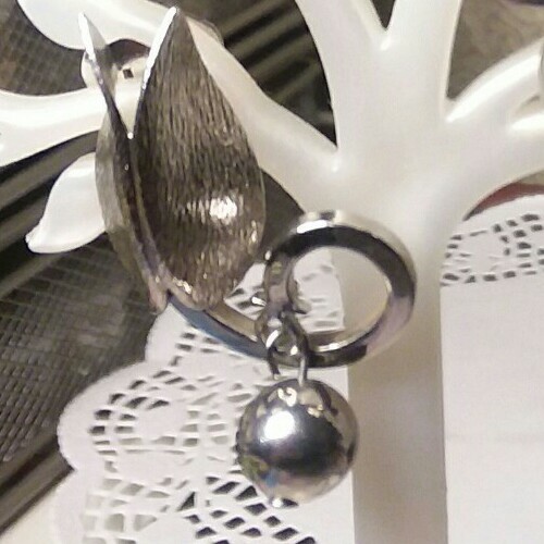 Vintage Jewelry: 1 1/4" Silver Tone Tulip Clip On Earrings 01-04-2019 - Picture 10 of 12