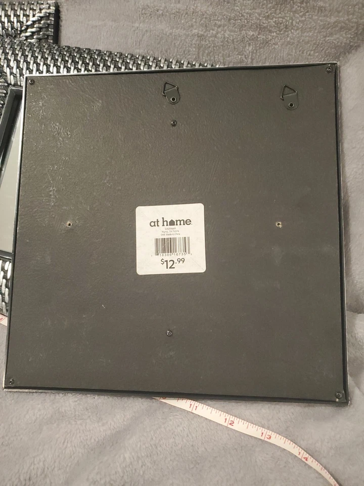 Juego de espejos cuadrados de 3 piezas de metal plateado envejecido aspecto plástico en casa marca Foto 4 de 4