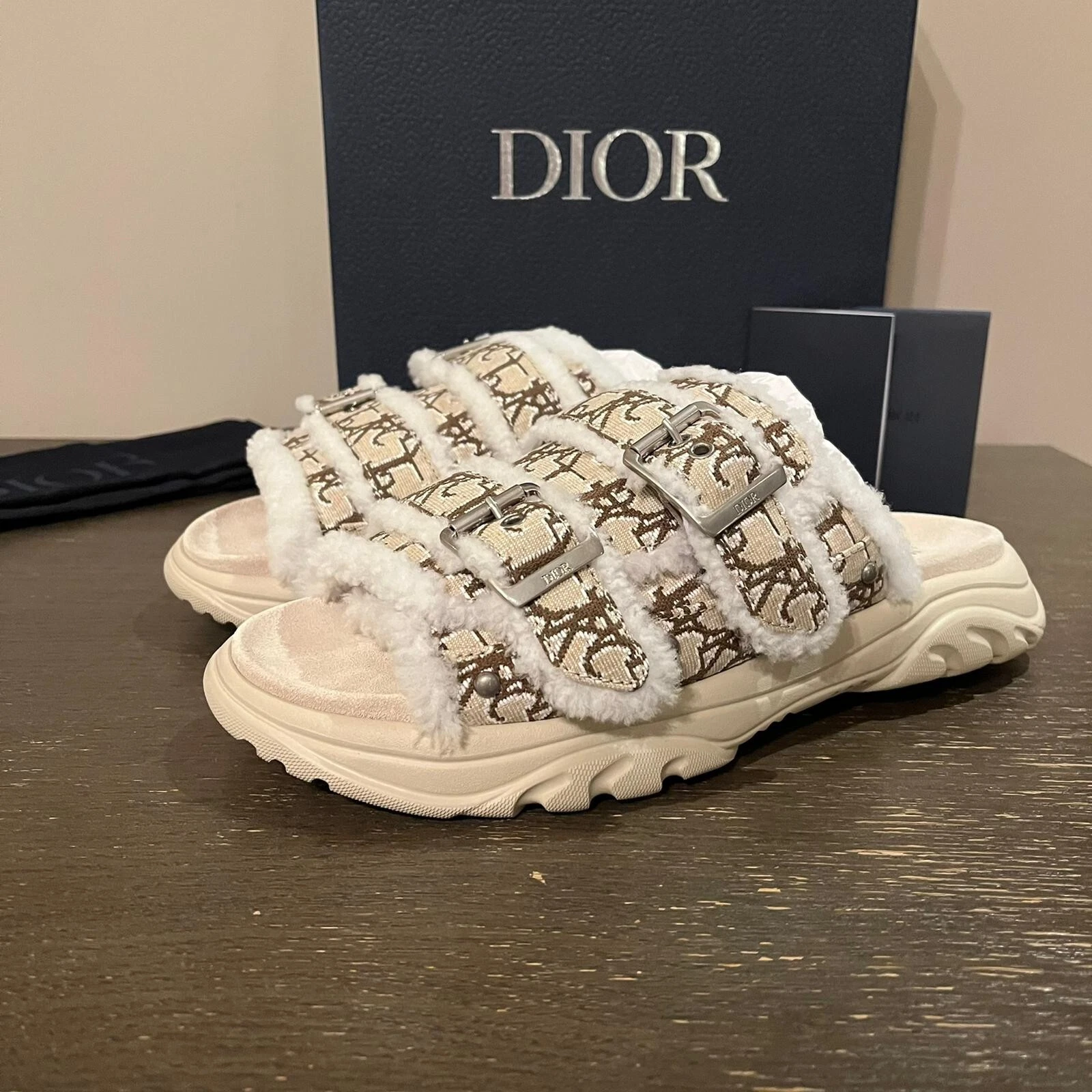 Sandales Dior × Travis Scott, H Town shearling brodées en ivoire/blanc/marron