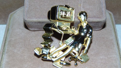 VINTAGE DANECRAFT GOLD TONE TGIF WOMEN SETTING AT HER COMPUTER BROCH PIN - Imagen 1 de 9