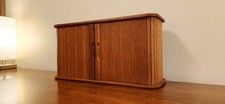 Gabinete flotante de madera de teca MCM vintage con puertas de pandereta de Kalmar Designs