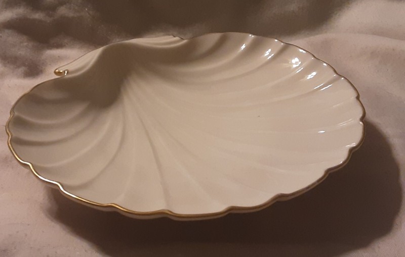 Classic Lenox  Scallop Sea Shell Server Candy Trinket Dish Ivory 24K Gold Trim