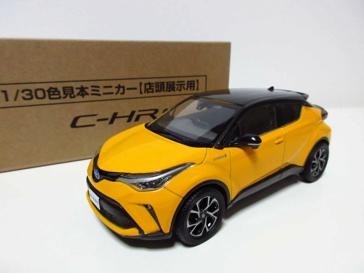 1:30 Toyota C-HR 2019 Late CHR Color Sample Mini Car Black x Yellow Diecast  x1