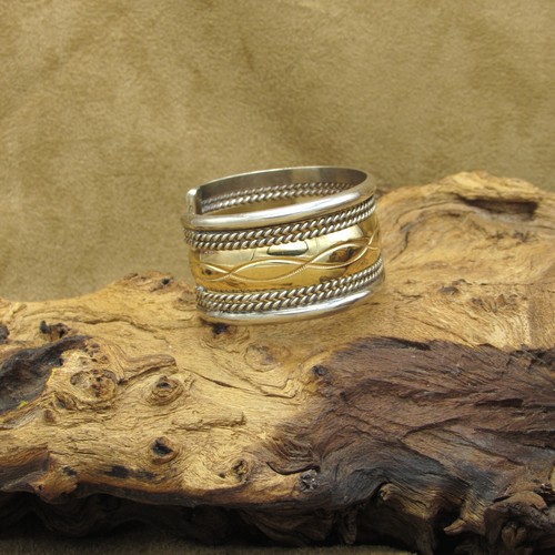 Brazalete de plata de ley y oro de Verna & Franklin Tahe - Imagen 3 de 5