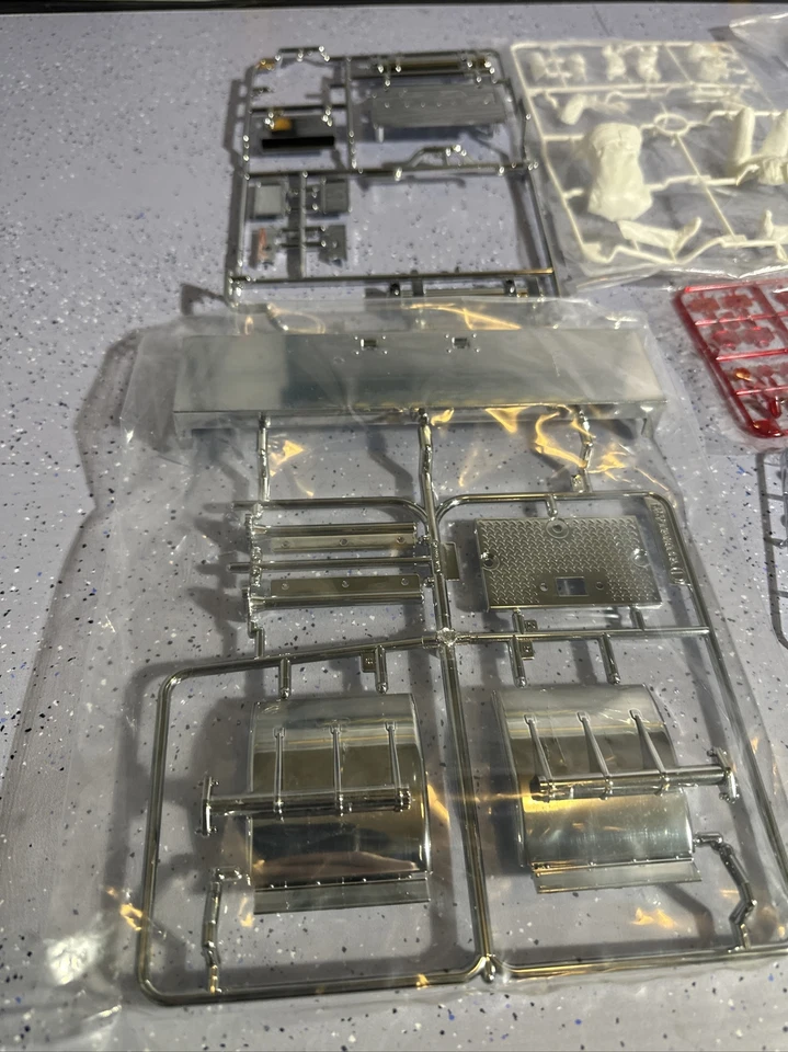 1/14 Tamiya Grand King Globe Knight hauler Spare Parts Lot - Image 2 of 4