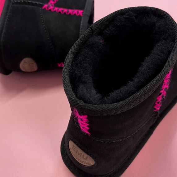 Mini bota feminina EMU Australia 9 Barbie™ Stinger Micro em preto/rosa Barbie - Imagem 3 de 4