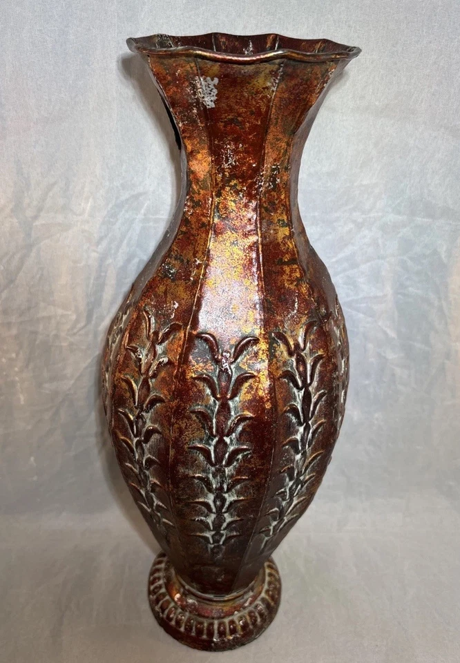 Jarrón urna alargada con paneles estampados dorados rojos marrones de metal de 14" de alto Foto 3 de 4