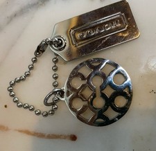 Deux breloques/porte-clés COACH argentés. �� excellent état.