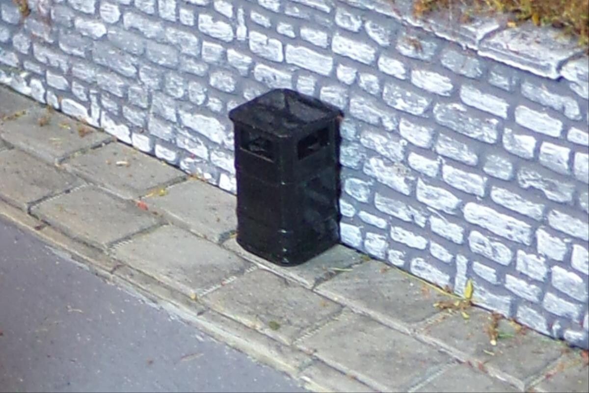 Gaugemaster GM464 Pre-Built Litter Bins x 3 Model Railway OO Gauge
