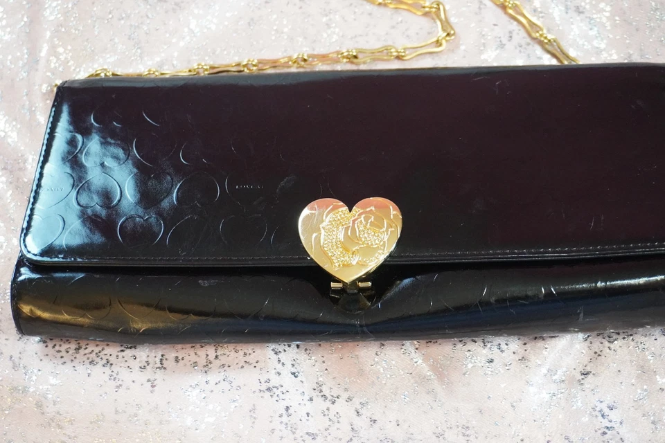 Bolso de hombro Lovcat de charol negro con cierre de corazón con correa de cadena dorada Foto 2 de 4