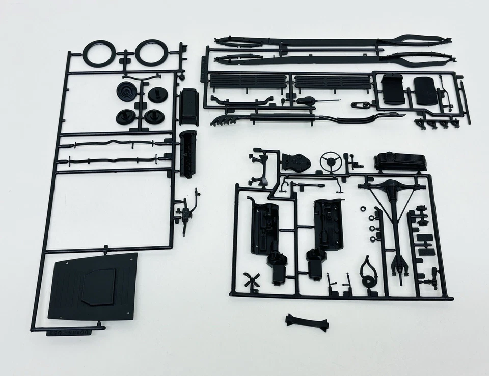 Monogram 1934 Duesenberg SJ Town Car 1:24 Plastic Model Kit PC185-300 Complete - Image 3 of 4