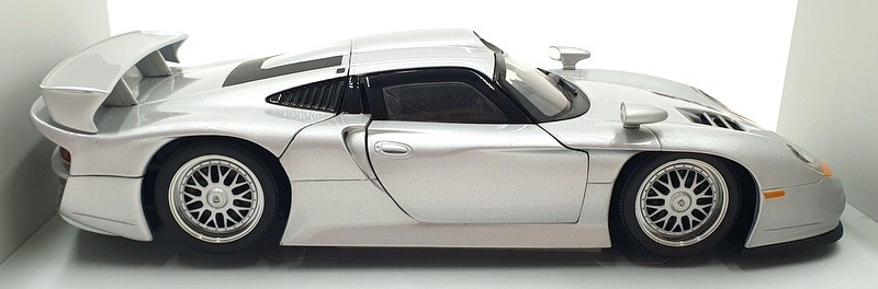 UT Models 1/18 Scale Diecast 27846 - 1997 Porsche 911 GT1 Street