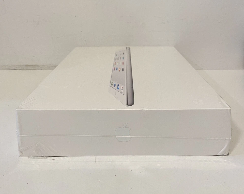 New COLLECTOR'S ITEM Apple iPad Air 1st Gen. 16GB, Wi-Fi + 4G, 9.7in - Silver - Image 2 of 4