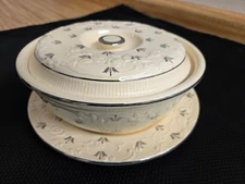 Vtg. Homer Lauhlin ovenserve USA casserole pot/plate. Cream/platinum