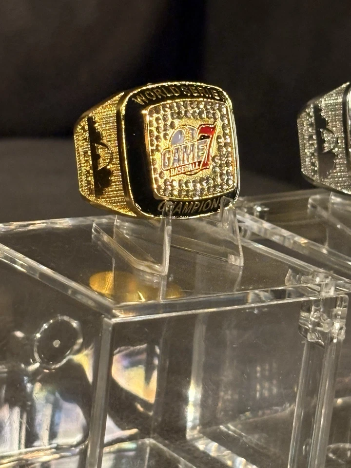 Par de Anillos Serie Mundial Juego 7 (Bonitas Réplicas) Oro/Plata en Color Foto 4 de 4