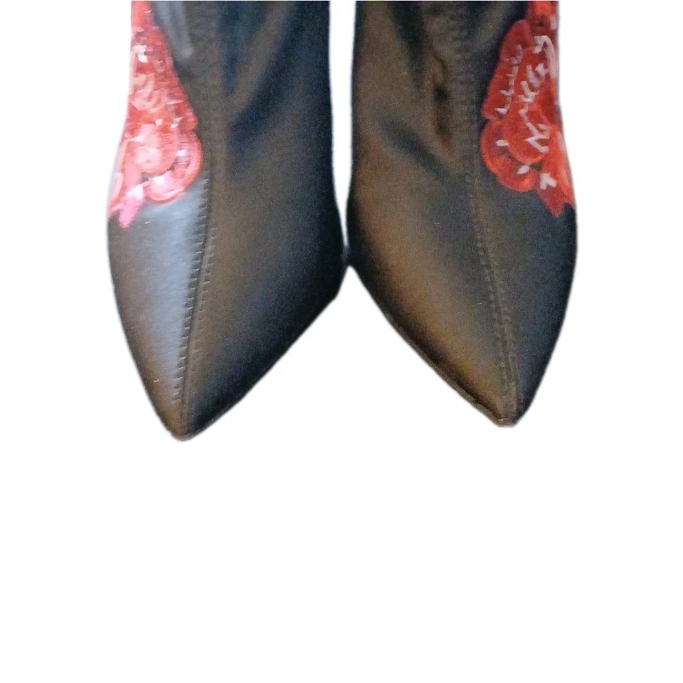 Botín Jessica Simpson de tela negro con rosas rojas bordadas Foto 2 de 4