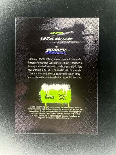 2025 Topps Finest WWE #36 Santos Escobar rifrattore a scacchiera blu /149 - Foto 3 di 3