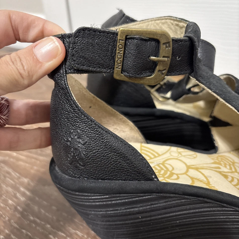 全新 FLY London 露趾楔形黑色麂皮绒皮革踝带凉鞋 尺寸 39/8 — 第 2/4 张图片