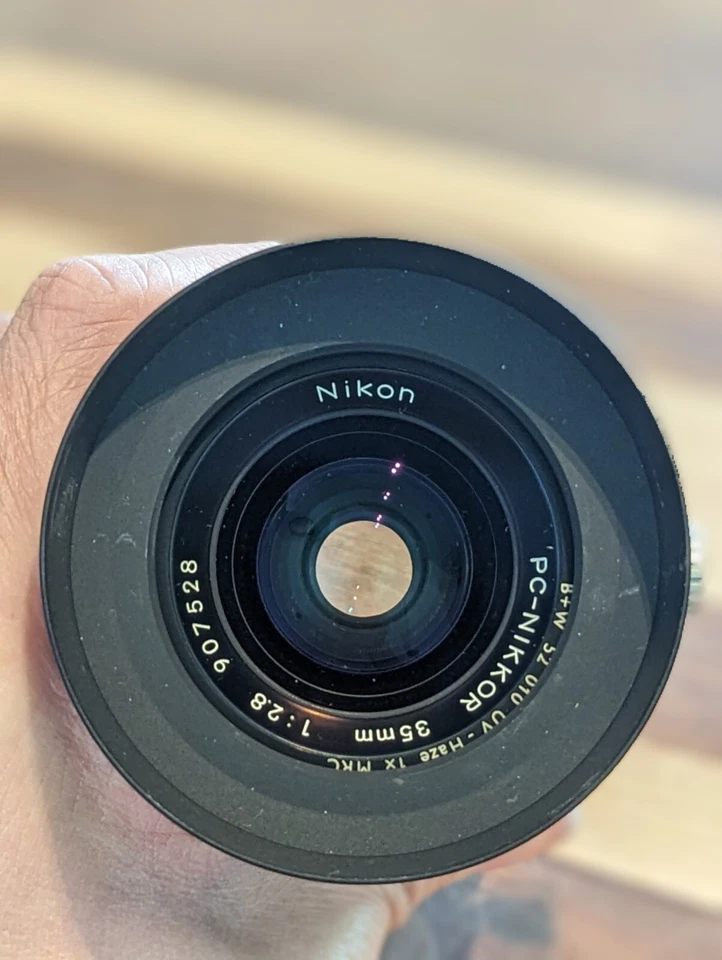 Nikon PC-Nikkor 35mm F2.8 con Capucha NH-1 y Adaptador de Inclinación Kipon  Foto 3 de 4