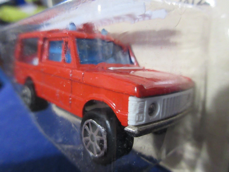 Majorette 246 Range Rover Fire Truck & Firemen Made in France 1:64 - Image 3 of 4