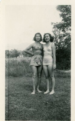 SUMMER GIRLS Vintage FOUND PHOTO Black + White Snapshot PRETTY WOMEN 49 LA 94 K